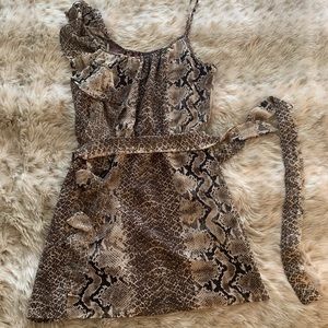 Superrrr cute ruffle belted dress. Animal print